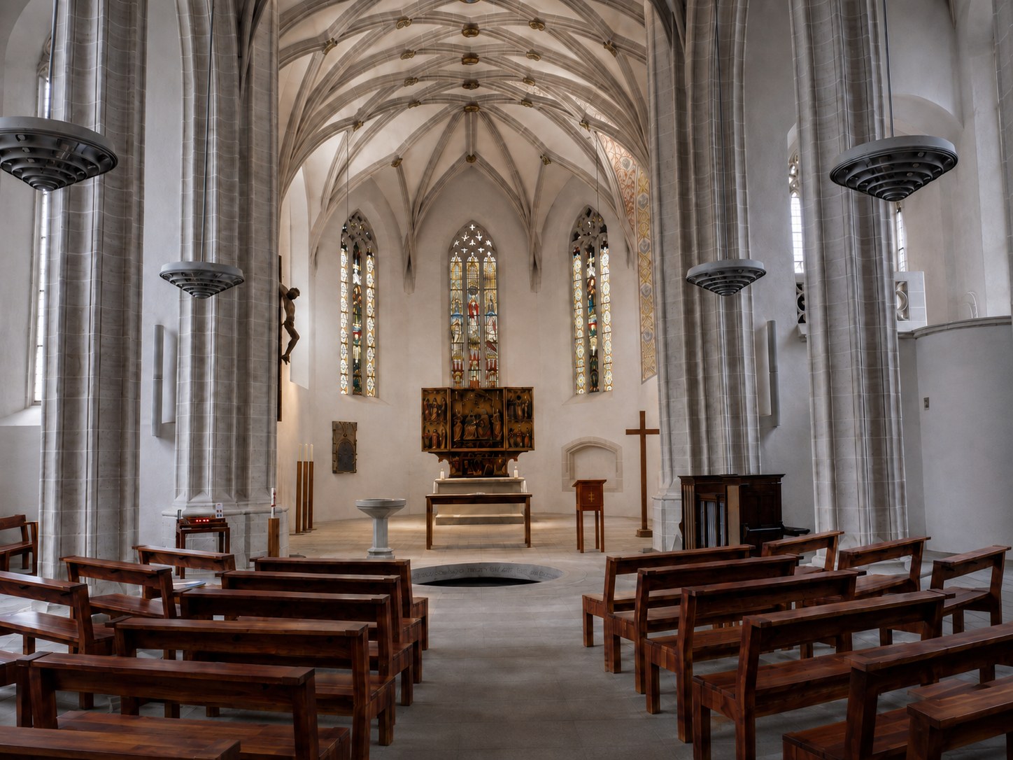 Innenraum der St. Petri-Pauli-Kirche in Lutherstadt Eisleben mit Blick auf Altar, Taufbereich und Kreuz